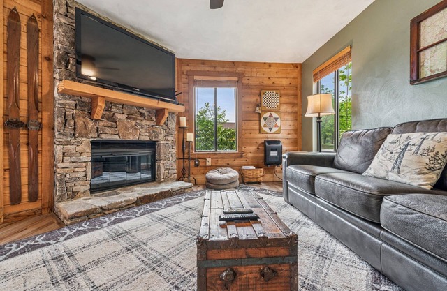 GROUND LEVEL MOUNTAIN CONDO, SHUTTLE TO SEVEN SPRINGS RESORT