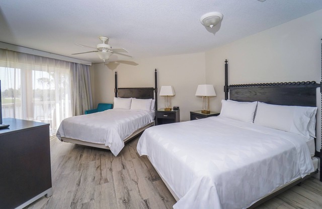Group Vacation! 4 Modern Rooms, Scenic & Relaxing Location, Pool, FREE Parking