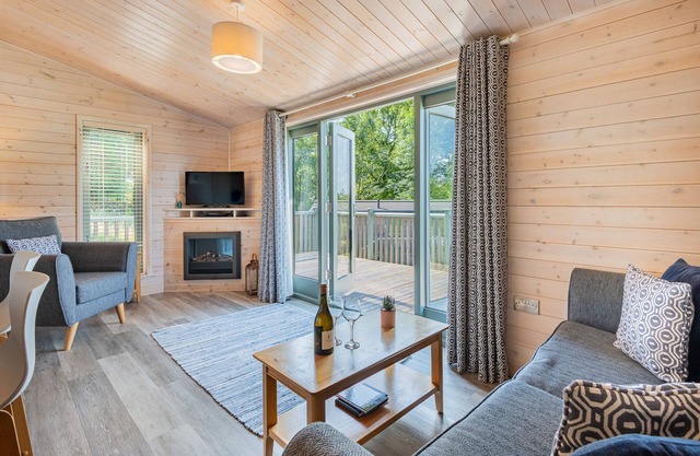 Grove Lodge - a holiday lodge that sleeps 2 with an en-suite