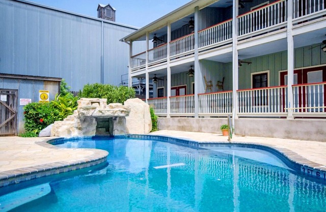 Gruene Getaway - In the heart of Gruene, swimming pool, sleeps 6!