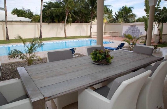 Guest-friendly 5BD villa with private pool/internet/cable TV near everything