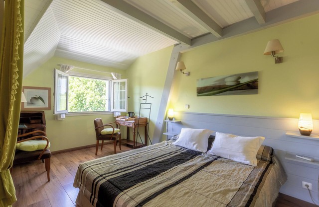 Guest House 'Chalosse' with Shared Pool, Wi-Fi and Air Conditioning