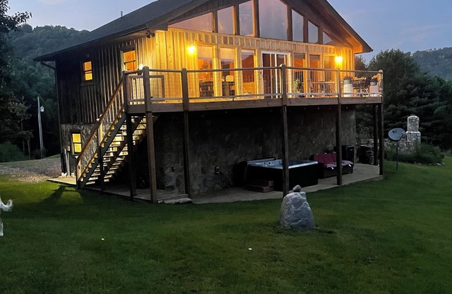 Guest house~ HOT TUB ~Breathtaking mountain views near Hatley Point