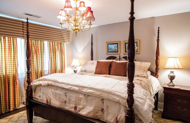 Guest House Of Kentucky (King - 2nd Floor)