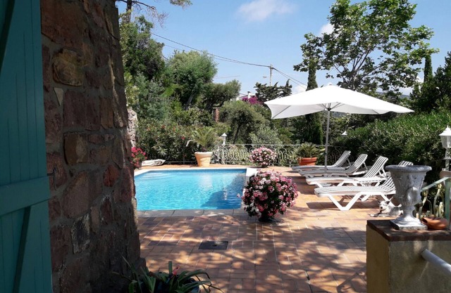 Guest House with Spectacular Views - 5 min from the beach!