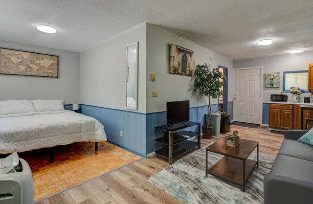 Guest house with grill and parking near UO