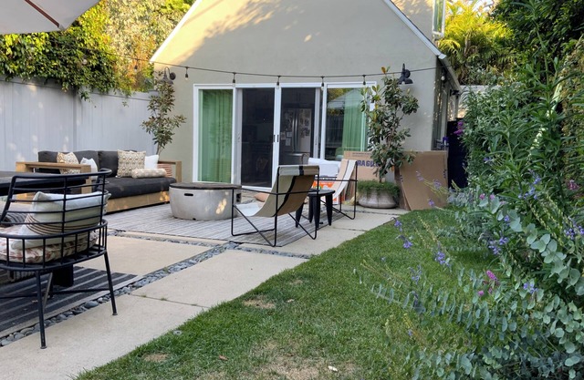 Guest house with private outdoor area