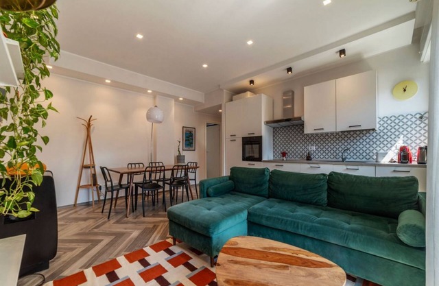 GuestHost - Colorful Apt in Vintage-Modern Style