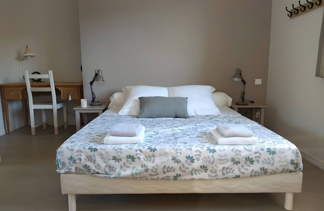 Guesthouse 'Chambre Côté Vignes' with shared pool, communal garden and Wi-Fi