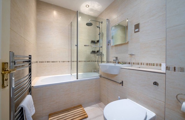 GuestReady - Sunny Victoria Hall