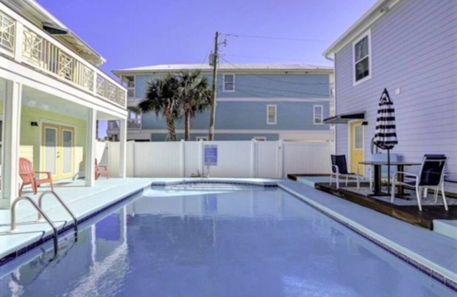 Gulf View Condo with Pool & Grills. Minute walk to Beach. Pet-Friendly!