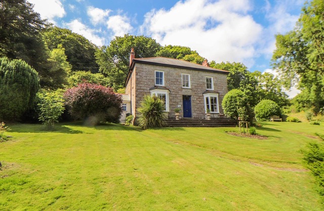 GWEEK HOUSE, pet friendly, country holiday cottage in Gweek