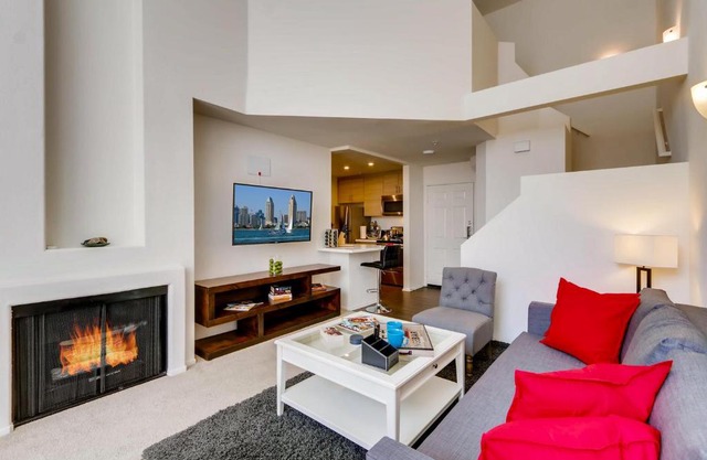H2 -NEW Gorgeous Downtown San Diego 1 Bedroom + Upstairs Bedroom Loft!
