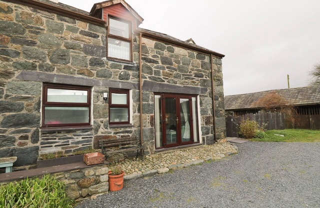 HAFOD, pet friendly, character holiday cottage in Y Felinheli