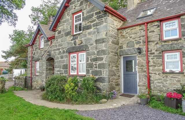 HAFODTY, family friendly, with open fire in Conwy