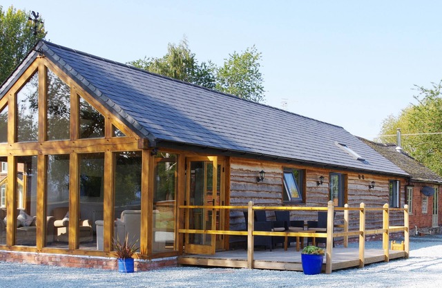 HAIMWOOD BYETAKE, pet friendly, with a garden in Llandrinio