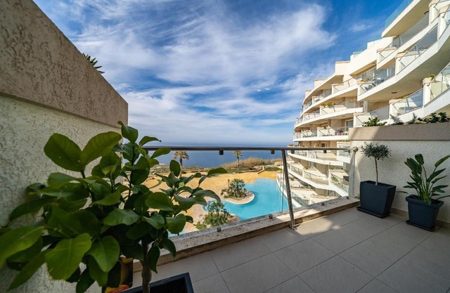 Hal-Sagħtrija - Sea views and pool
