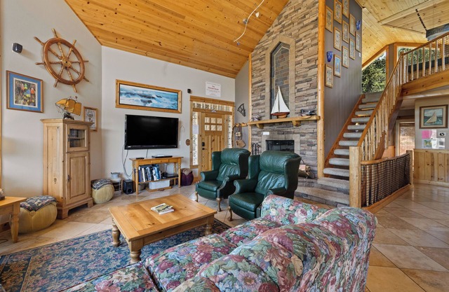 Half Block to Beach and Golf, Hot Tub, Pool Table, Game Room, and More!