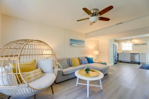 half Mi to Atlantic Beach Townhome with Balcony!