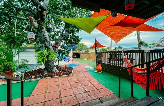 Hammocks & mini-golf! 10 mins from Beach!