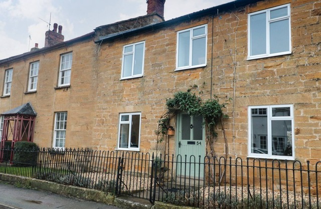 HAMSTONE COTTAGE, pet friendly, character holiday cottage in Martock