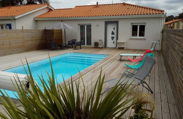 Handicap-accessible cottage with private heated pool