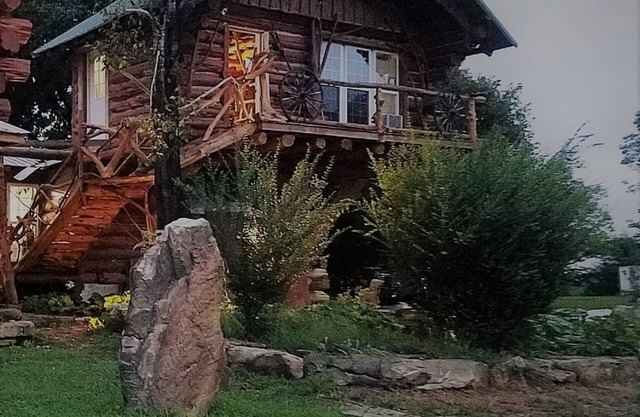 Handmade Arkansas Red Tree Treehouse