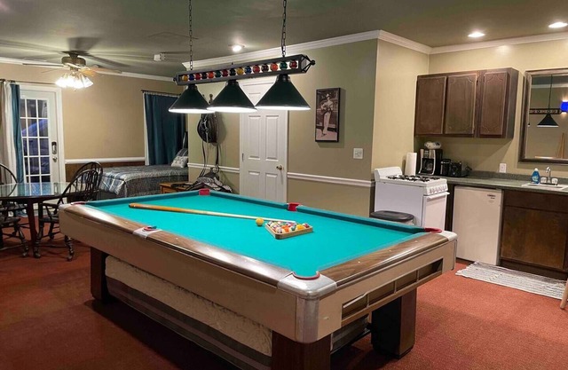 Hank Williams hang out