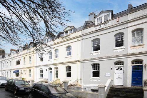 Harbour House - Central Location with Free Parking