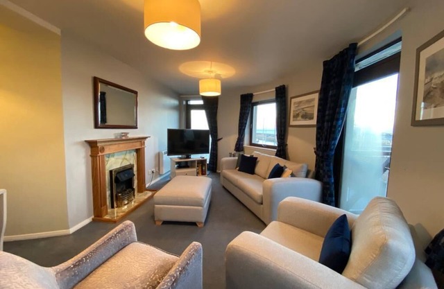 Harbour View, 50m to the Beach and free Parking!