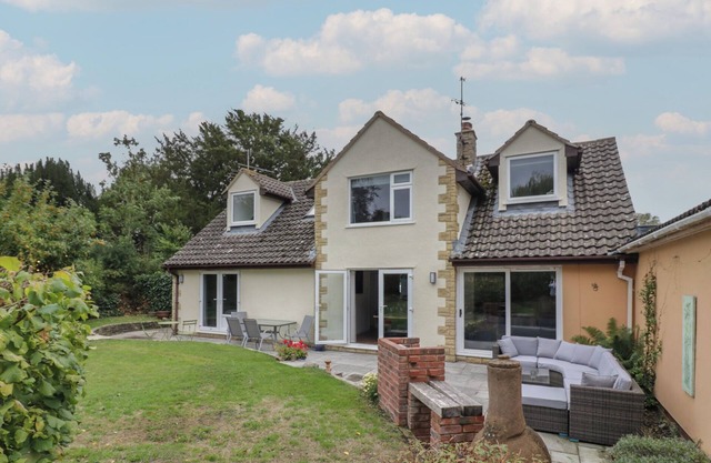 HARRAN, pet friendly, with hot tub in Peopleton