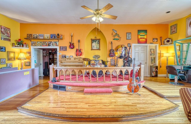 Harrisburg/Hershey Happy! Plenty of unique, comfy, open room and smiles