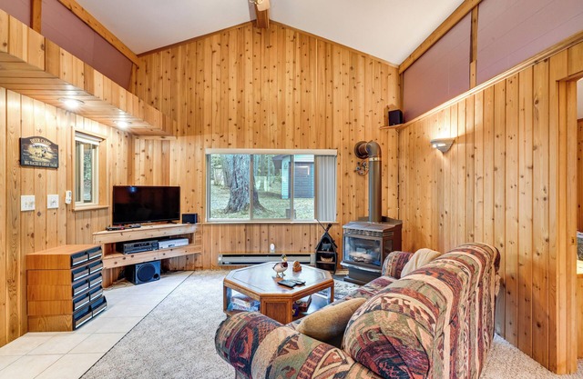 Harrison Cabin w/Fire Pit & Elbow Lake Access!