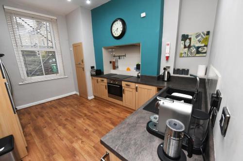 Harrogate Self Catering - Harrogate Convention View Suite - 5 En-suite Bedrooms