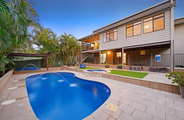 Harrys @ Shelly Beach - family home with pool