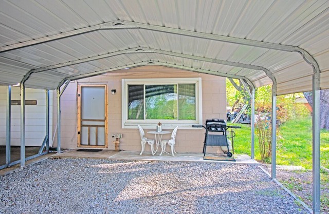 Harvey’s House - Peaceful Fort Gibson lake area studio w/carport on 3 acres