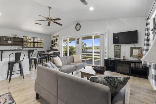 Hawthorne Retreat w Waterfront Fire Pit