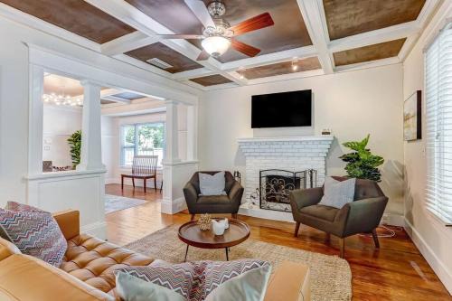 Heart of 5 points with a private pool.