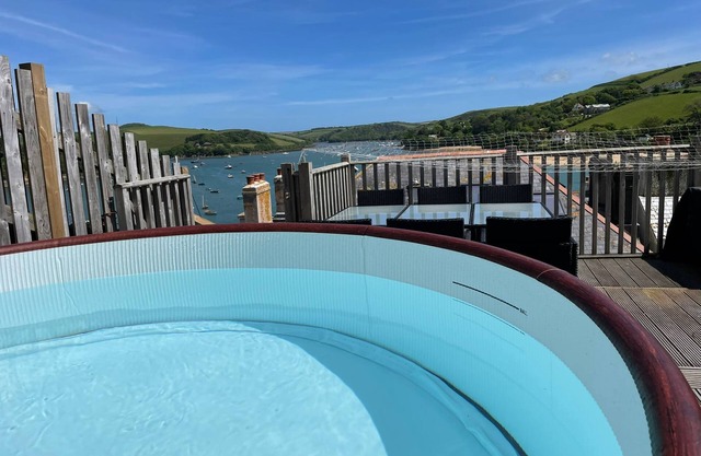 Heart of Salcombe | Views | Sauna | Hot Tub