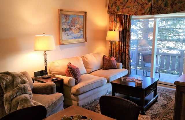 Heart of Village 2 Minute Walk to Gondola