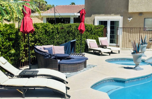 Heated jacuzzi and natural garden home