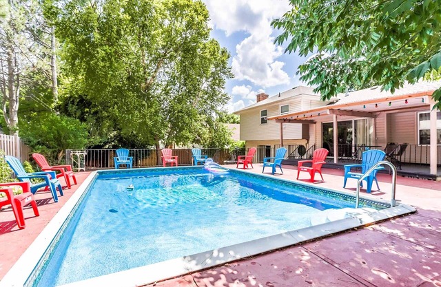 Heated pool All season Private Spacious house King bed