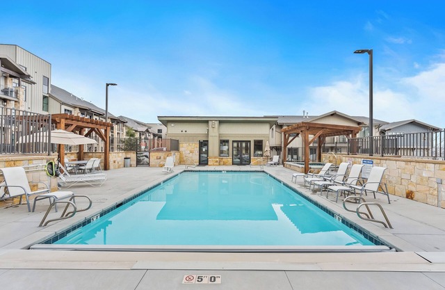 Heated Pool, Gourmet Kitchen, Pet Friendly, Gym, Walk to Canyons Village, 2 Private Patios