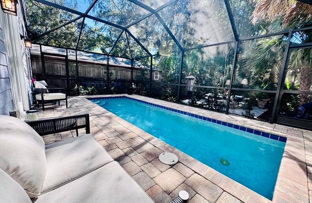 Heated Pool, Heart of St.Augustine, Huge House Charming Backyard Dining, Dogs Ok