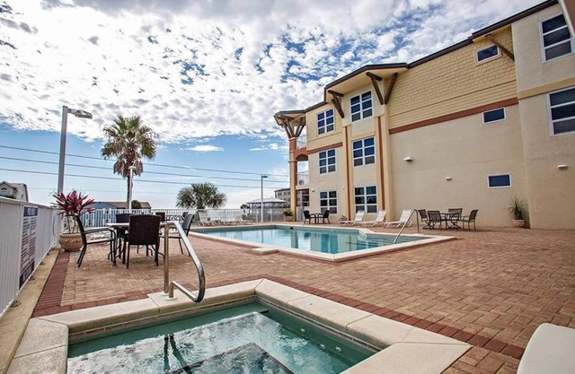 Heated Pool, Hot Tub & Sauna! Oceanview!