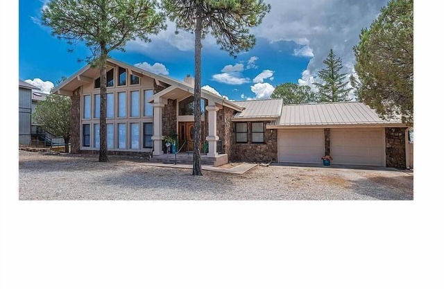 Heaven Sent: large family home w/Game Room, spacious decks, Pet Friendly