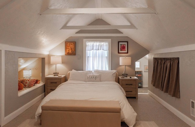 Heber base camp, sleeps 7, fire pit, pets ok, AC