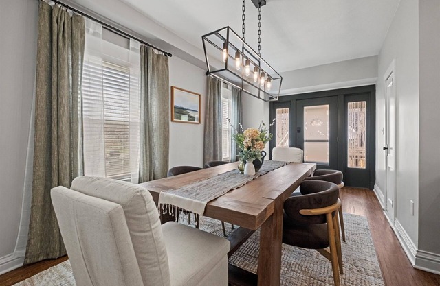 Heights At Hyde Park Walk to Nelson + Streetcar + Parking!