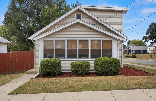 Heights Haus nCharming 3BR, 2.5BA home in Peoria Heights.