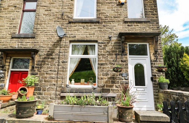 HEIGHTS VIEW, pet friendly, character holiday cottage in Oxenhope